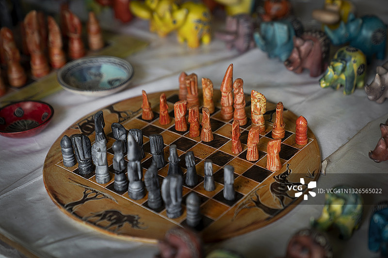 出售石头象棋纪念品，肯尼亚狩猎文化旅行2021年。图片素材