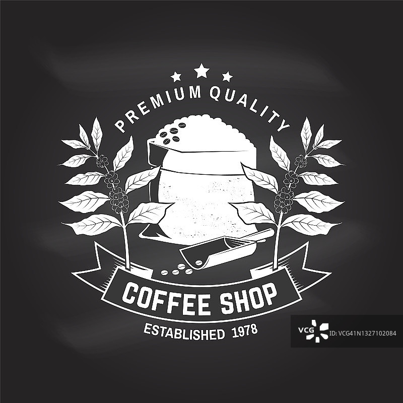 咖啡店的标志，黑板上的徽章。向量。排版设计与袋装咖啡豆和咖啡树的轮廓。为餐厅，咖啡馆，酒吧，包装菜单模板图片素材