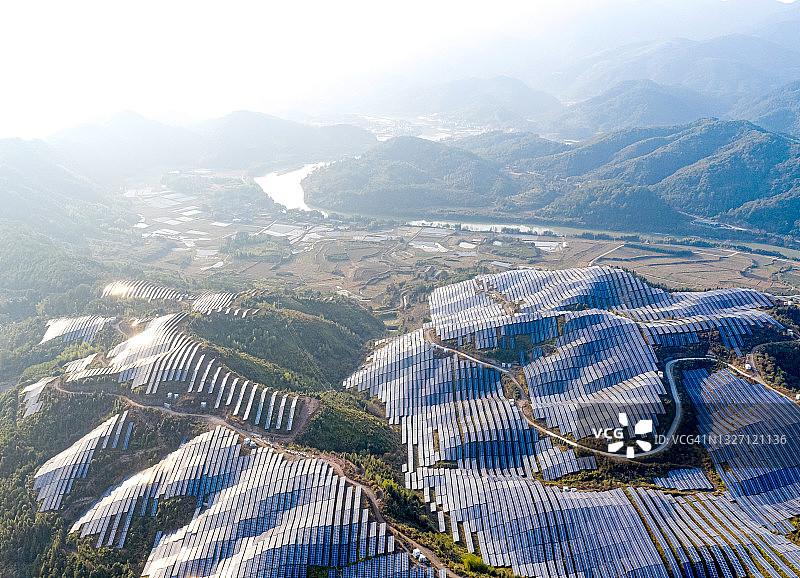 鸟瞰山顶上壮观的太阳能发电站图片素材
