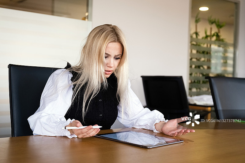 沮丧和压力重重的商界女性使用平板电脑的肖像图片素材