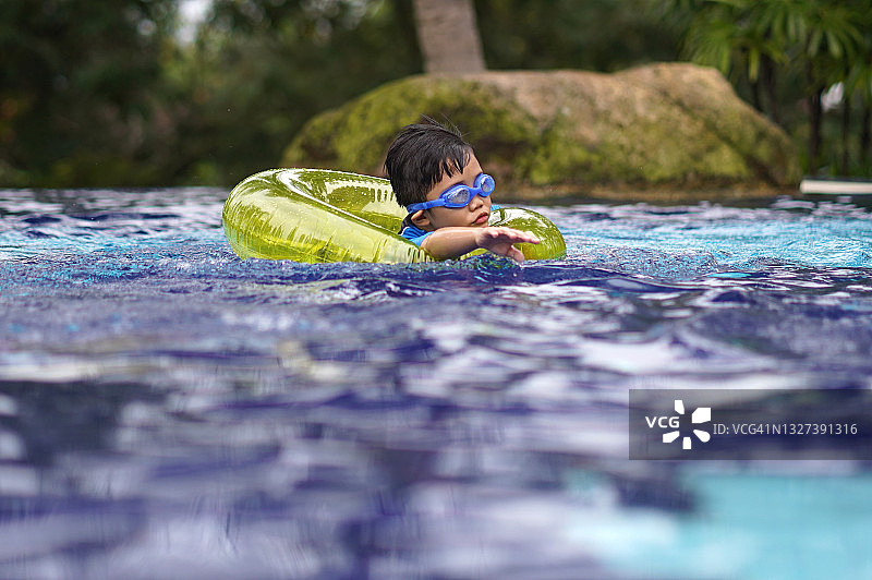 游泳池里的亚洲小男孩图片素材