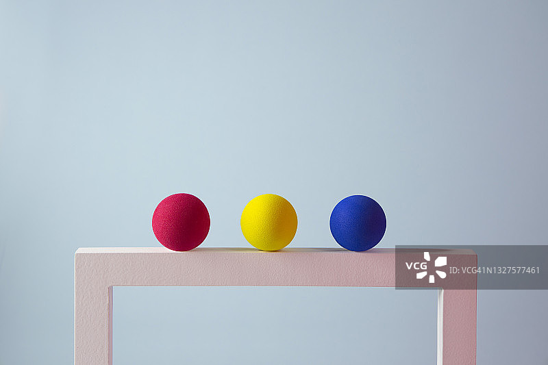 抽象极简主义彩色球体平衡静物。图片素材
