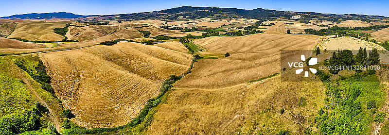 意大利托斯卡纳的沃尔泰拉夏季连绵起伏的风景图片素材