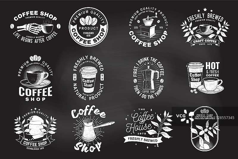 一套咖啡店徽章模板在黑板上。向量。排版设计与咖啡研磨机和咖啡机剪影。为餐厅，咖啡馆，酒吧，包装菜单模板图片素材