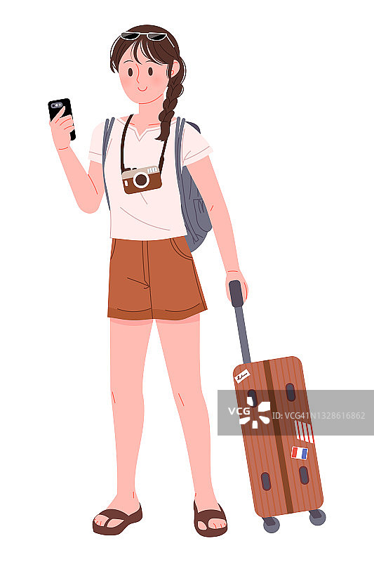 一个脖子上挂着照相机的女性旅行者拖着一个手提箱。一名女子正在智能手机上搜索旅游信息。图片素材