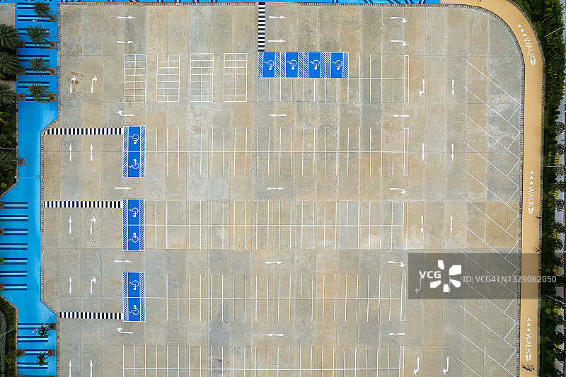有残疾人停车场标志的大型停车场的空无人机图片素材