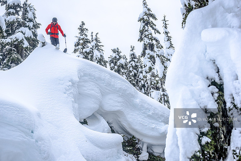 野外滑雪者准备掉下雪崖的景象图片素材