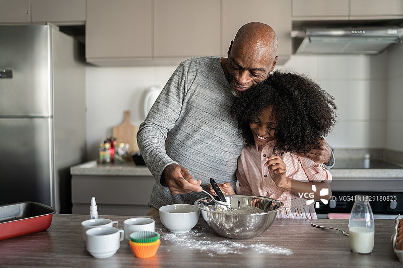 父亲和女儿一起在家做饭图片素材