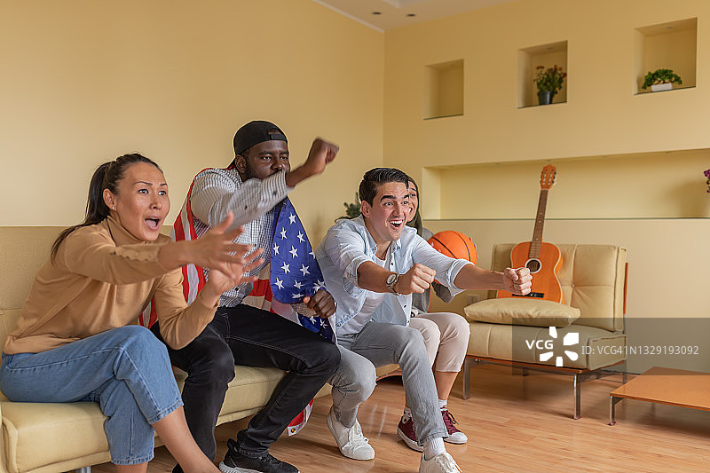 一群来自美国的年轻朋友在现代公寓享受篮球比赛。图片素材