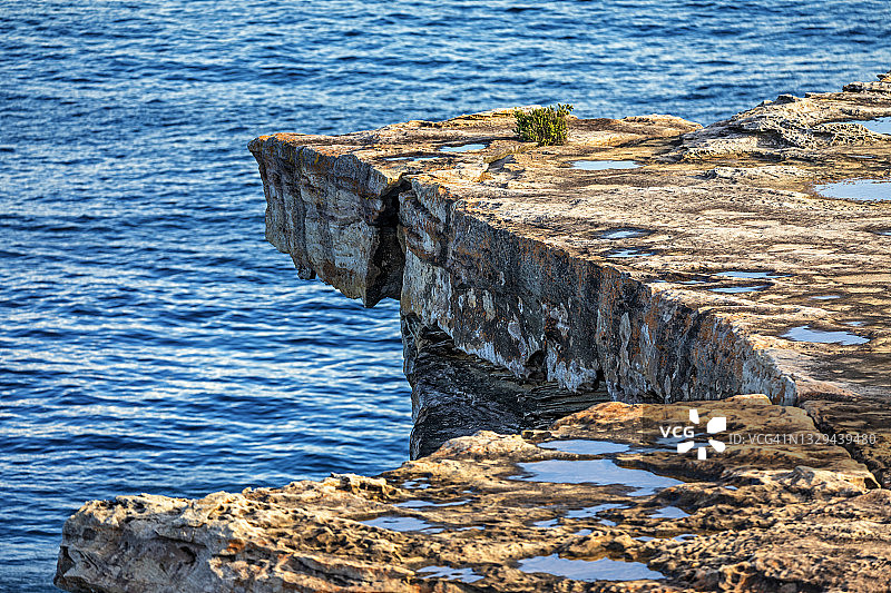岩石海岸线，大海和砂岩悬崖，澳大利亚图片素材