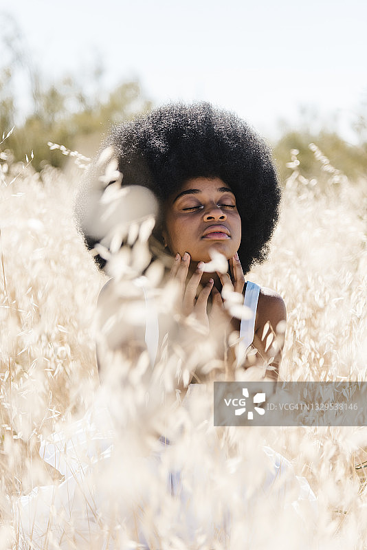 温柔的黑人女子在草地上放松图片素材