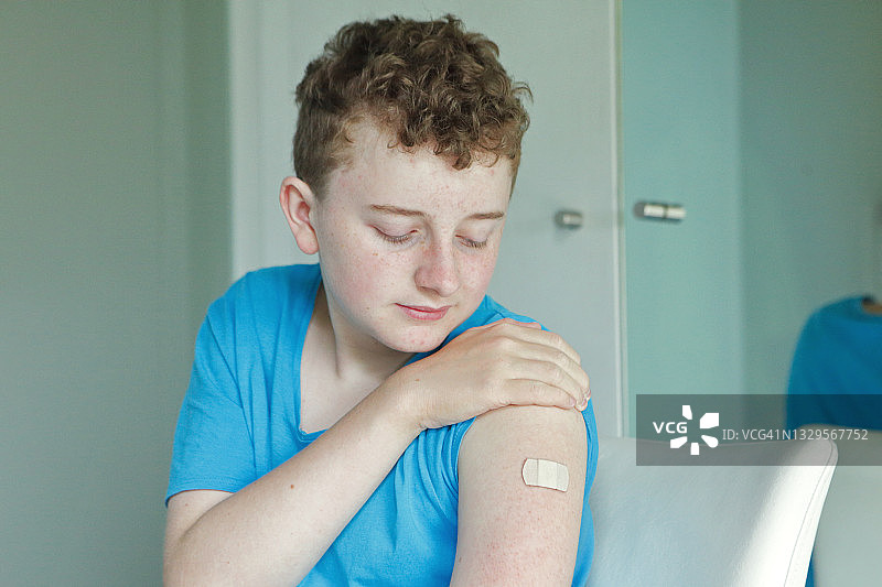 男孩接种了冠状病毒疫苗图片素材