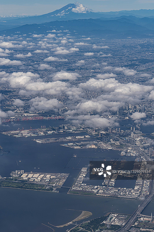 从飞机上俯瞰日本东京的东京湾图片素材
