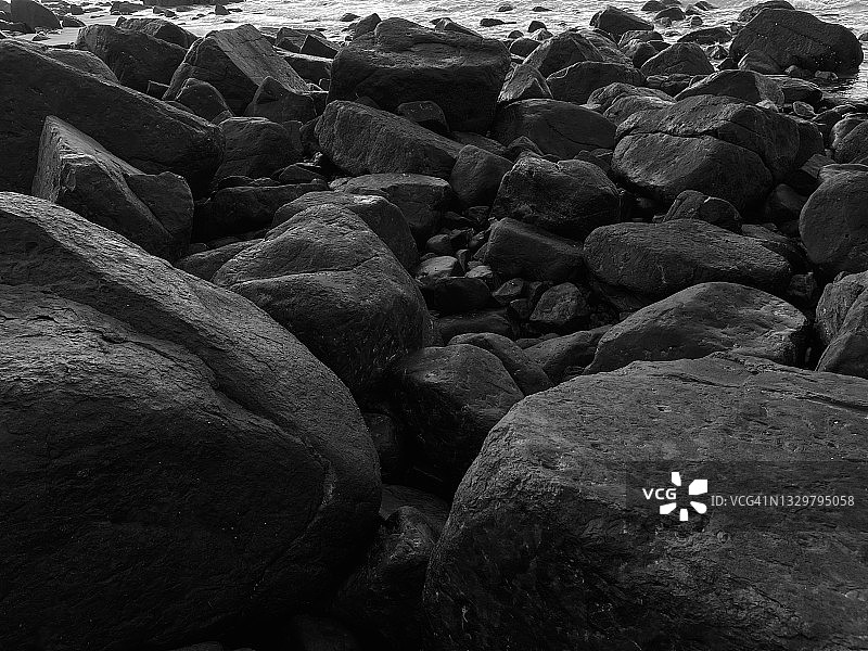 海边黑色多石的海滩图片素材