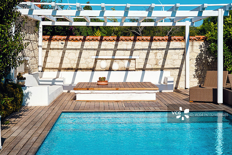 爱琴海或地中海别墅住宅的游泳池和露台。图片素材