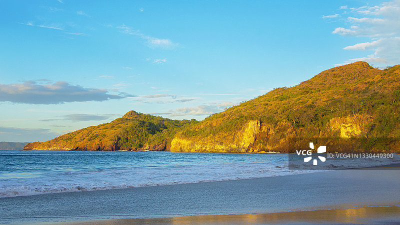 美丽的阳光下午在瓜纳卡斯特海滩-哥斯达黎加图片素材