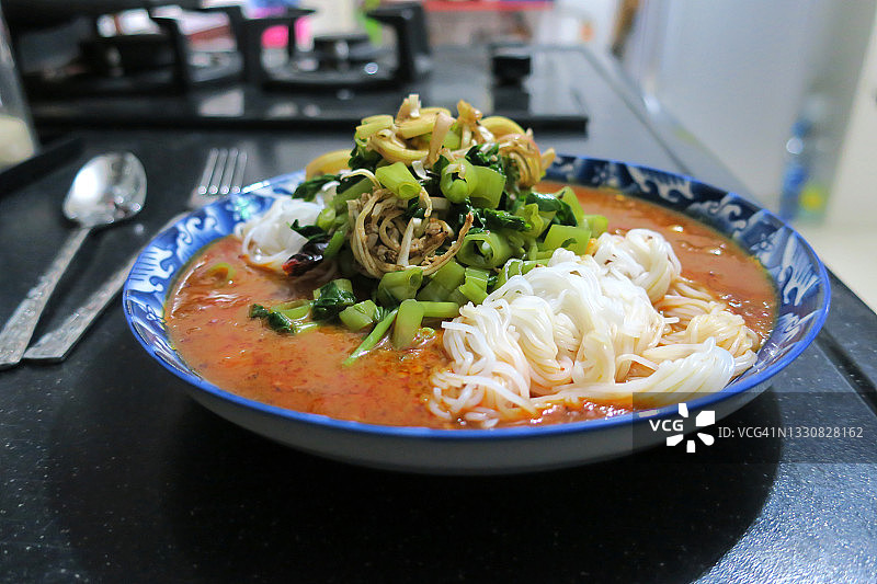 咖喱鱼米粉配蔬菜，亚洲食物，亚洲，曼谷，泰国图片素材