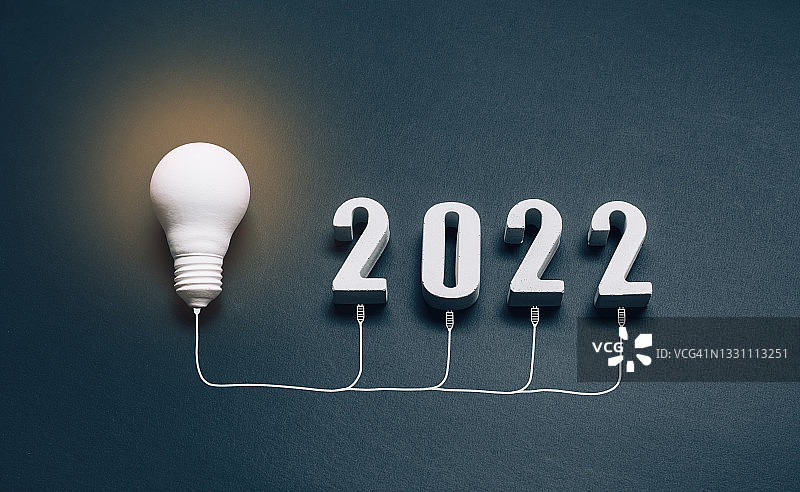 2022年创意和灵感的想法与灯泡在深色背景的概念。图片素材