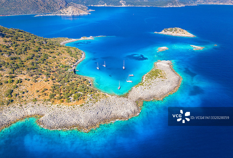 鸟瞰美丽的海湾，游艇和船只在日落在夏天。Akvaryum koyu在土耳其。俯瞰豪华游艇，帆船，泻湖，清澈的蓝色水，岩石，山和绿树。旅行图片素材