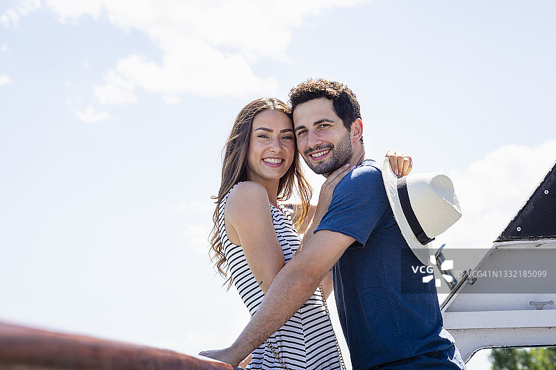 在游船上微笑的女友站在男友旁边图片素材