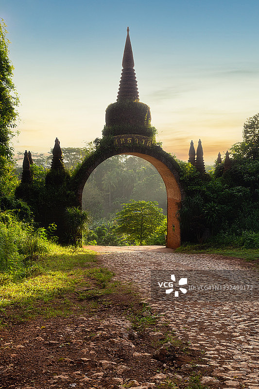 早上考纳奈朗佛法公园的庙门， 苏拉特塔尼图片素材