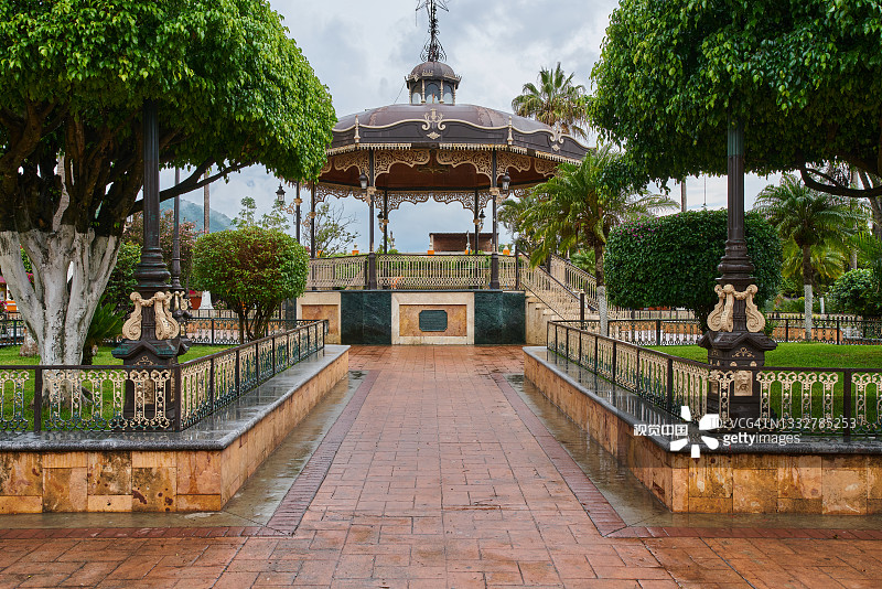 哈利斯科州Union de Tula的主要花园广场，中央有一个亭子，背景是一座教堂图片素材