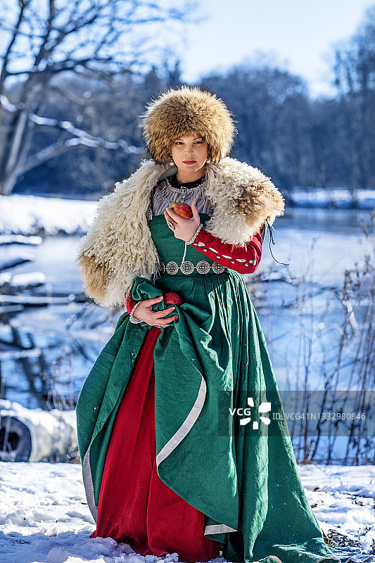 历史上的俄罗斯女女王在户外穿着传统服装图片素材