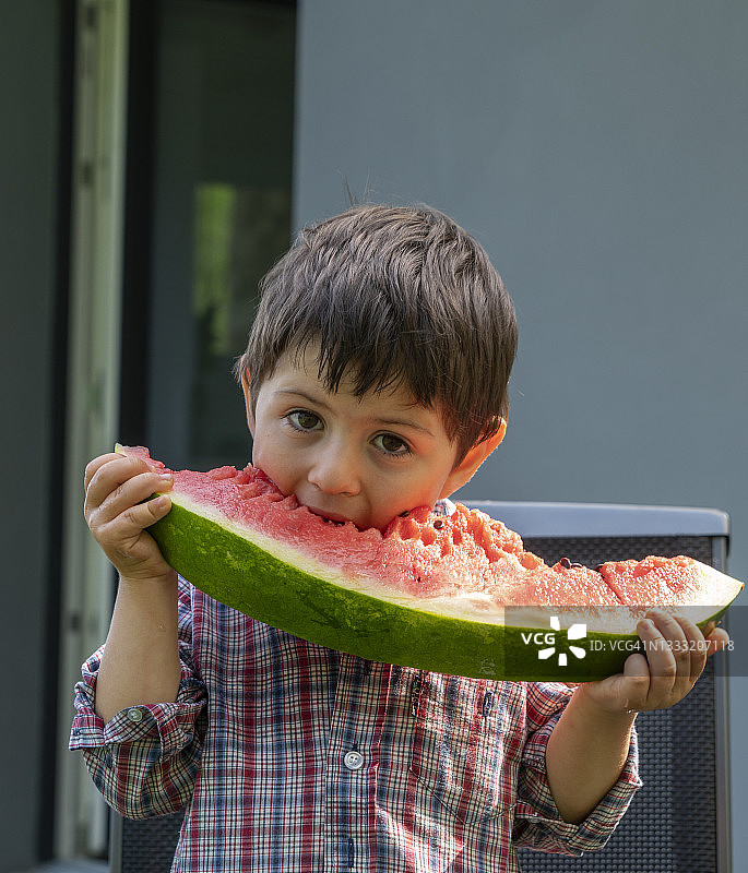 小男孩吃西瓜图片素材