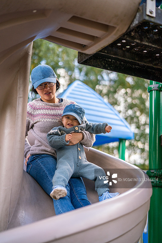 挪威坦根的一位母亲和她的孩子在一起图片素材