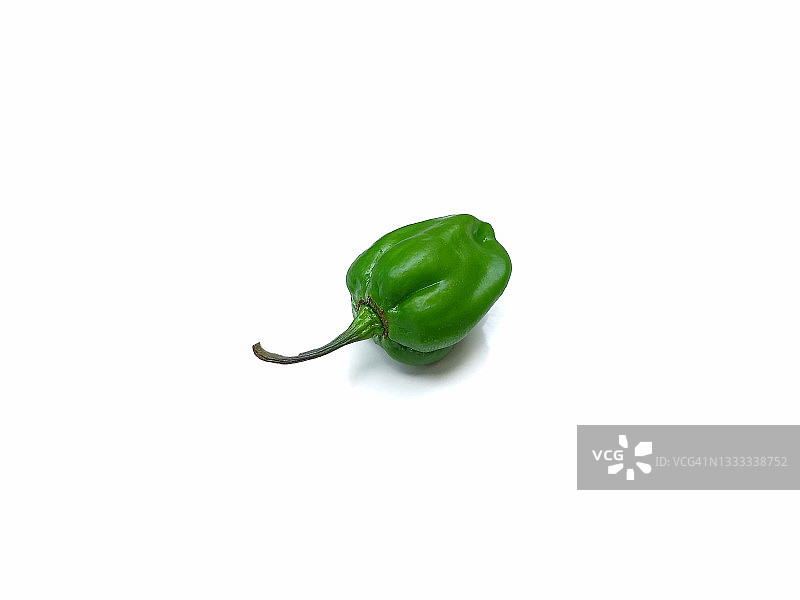 青椒孤立在白色背景下，新鲜蔬菜图片素材