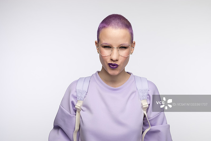 开朗的紫色短发女学生图片素材