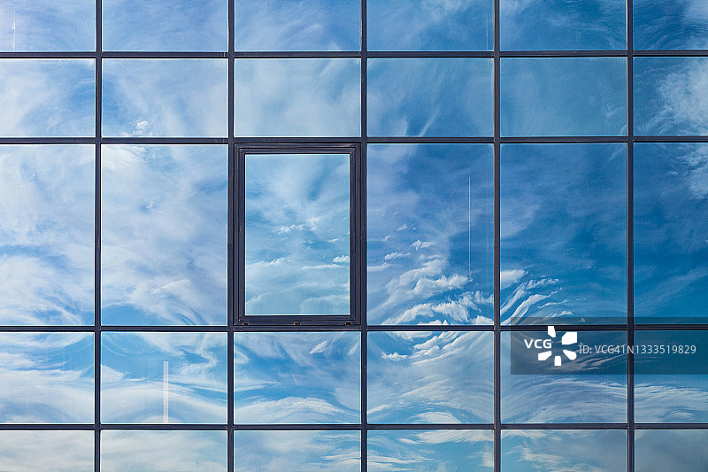 玻璃摩天大楼反射的天空图片素材