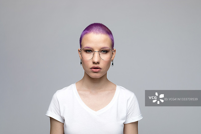 自信的年轻女子，紫色短发图片素材