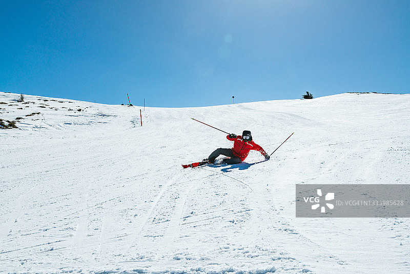 年轻的滑雪者在下坡滑雪摔倒-真正的事件图片素材