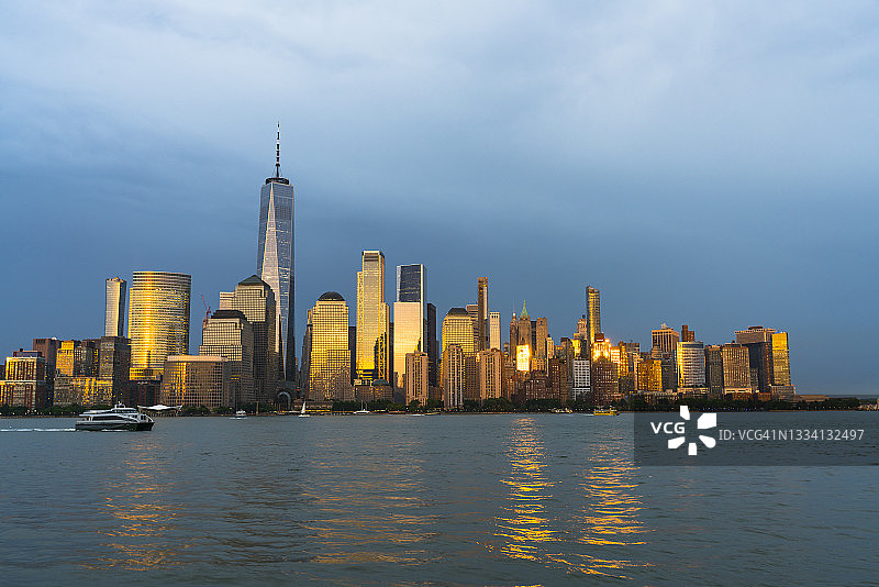 雷雨过后的阳光，照亮了曼哈顿下城的摩天大楼。图片素材