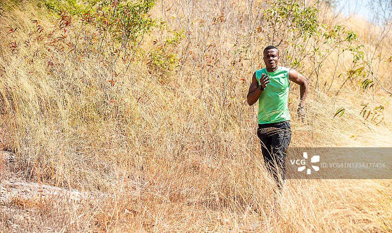 夏天，非洲人在山上跑步图片素材