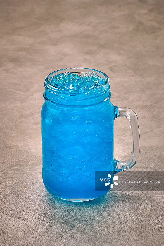 一杯加冰的蓝色鸡尾酒图片素材