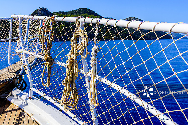 游艇船头栏杆上的绳索图片素材