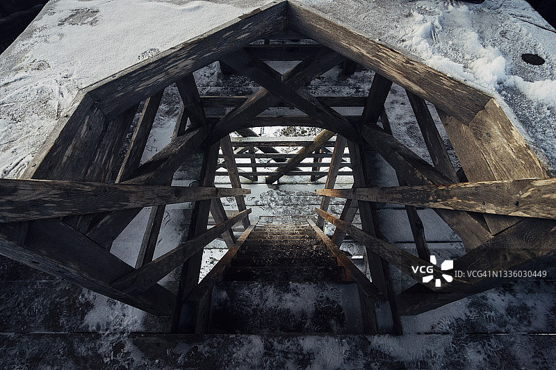 芬兰拉普兰覆盖着霜冻的质朴的木制楼梯图片素材