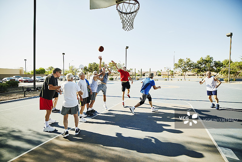 夏天的早晨，老人们在室外球场打篮球图片素材