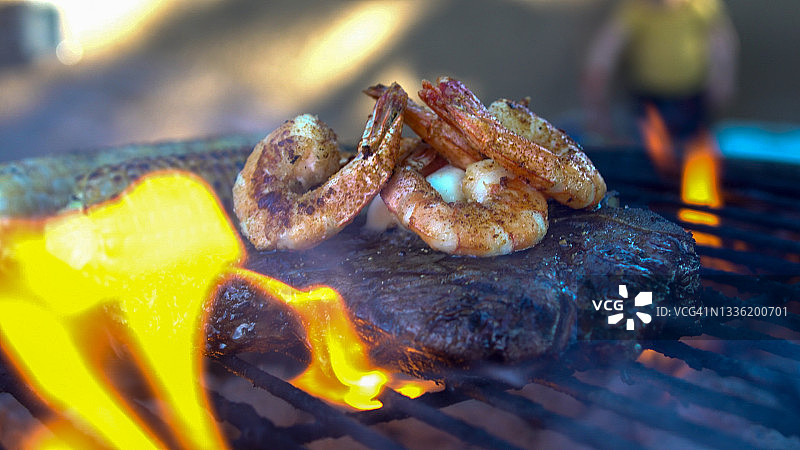 肋眼牛排配大虾，用火烧烤图片素材