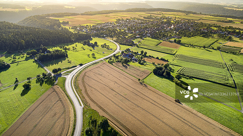 鸟瞰农田和乡村道路图片素材