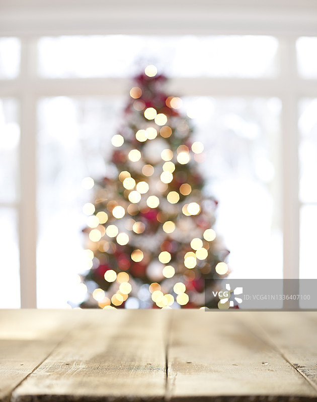 离焦圣诞树靠在窗户上图片素材