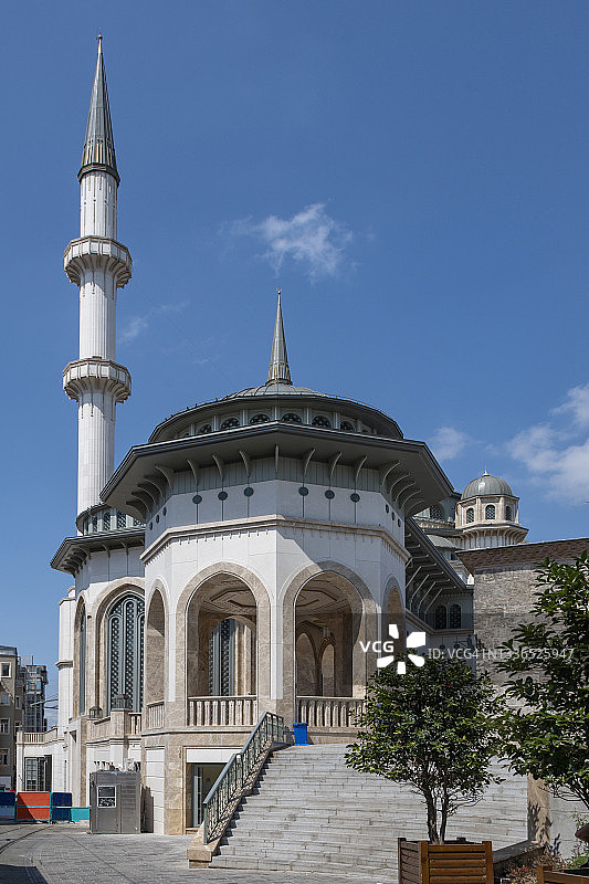 土耳其伊斯坦布尔贝奥卢区塔克西姆广场上的塔克西姆清真寺图片素材