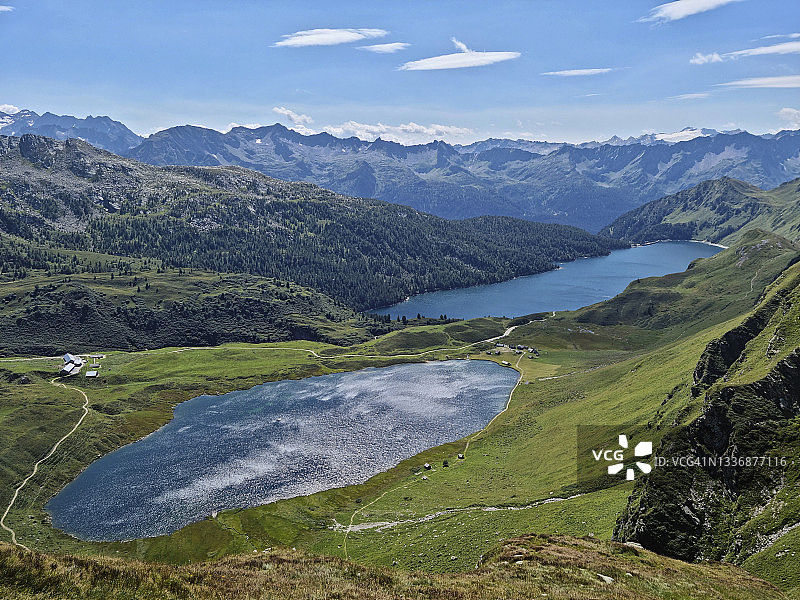 瑞托姆湖和卡达格诺湖(Meromictic湖，crenogenic meromixis)的高角度视图，山峰和绿色牧场，瓦尔皮奥拉，瑞托姆-皮奥拉地区，Leventina山谷，瑞士图片素材