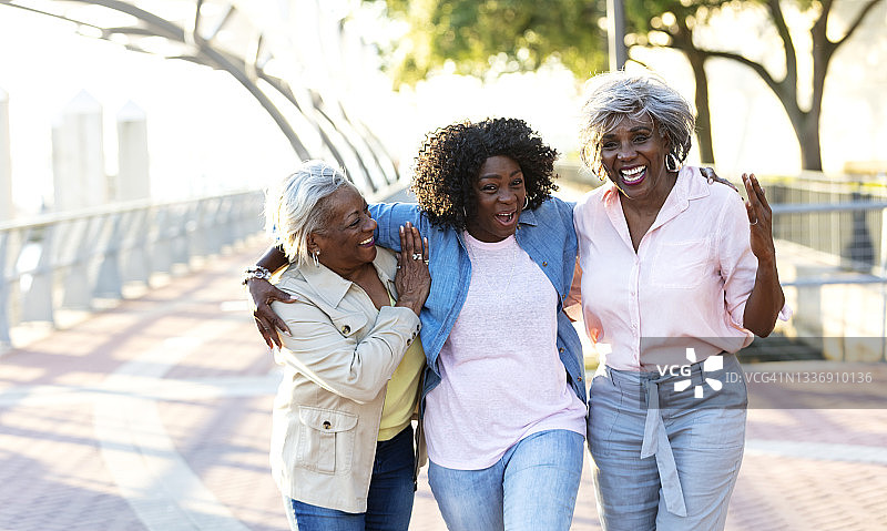非裔美国妇女会走路，会笑，会说图片素材