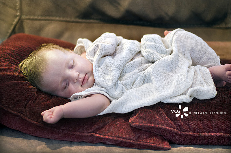 裹着毯子熟睡的新生儿图片素材