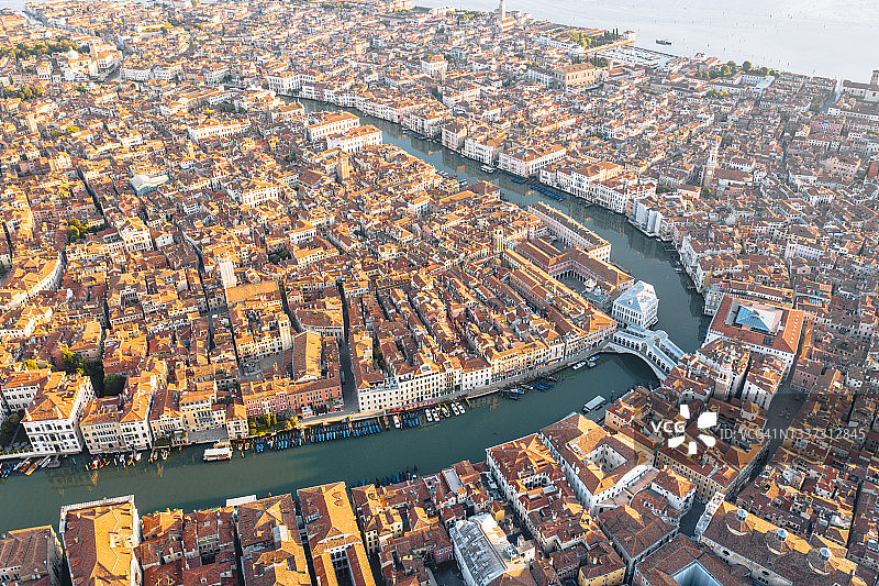 意大利威尼斯大运河上的里亚托桥。图片素材