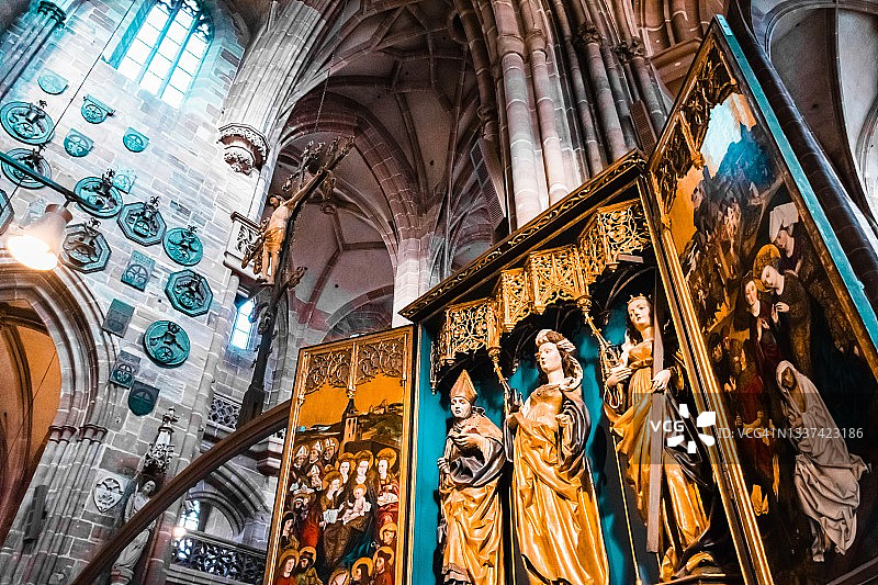德国纽伦堡市圣洛伦茨教堂内部特写图片素材