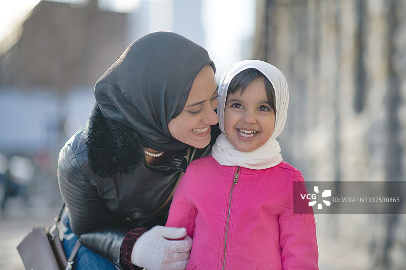 微笑的穆斯林女孩和她的母亲图片素材